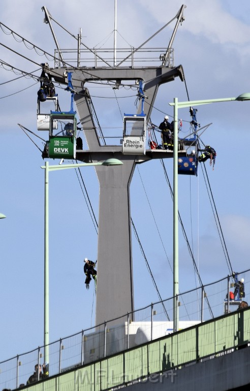 Koelner Seilbahn Gondel blieb haengen Koeln Linksrheinisch P499.JPG - Miklos Laubert